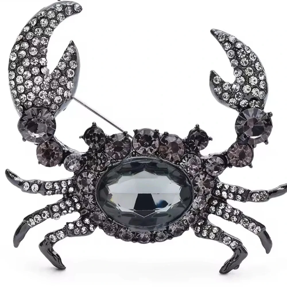 Black Crab Brooch – Sea-Inspired Glam Look
